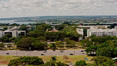 Asa-Sul-Verkehr-Mit-Superquadras-Und-See-Im-Hintergrund,-Brasília,-Brasilien,-Luftbild