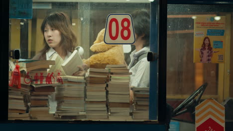 Asiatische-Mädchen-Hängen-Herum-Und-Spielen-Im-Buchladen-Mit-Kuscheligem-Teddybär