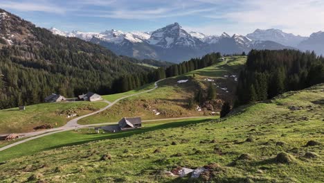 Vista-De-Drones-De-La-Montaña-En-Suiza