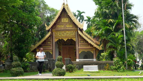 Turista-Europeo-Tomando-Fotografías-En-El-Templo-Tailandés-Wat-Chiang-Man