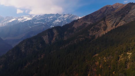 Aufnahmen-Von-Lahaul,-Spiti-Valley,-Die-Die-Weinroten-Farben-Der-Gefrorenen-Berge-Des-Himalaya-Zeigen