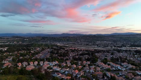 Goldener-Sonnenaufgang-über-Santa-Clarita,-Kalifornien---Aufsteigende-Luftaufnahme-Mit-Lebendigem-Himmel