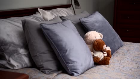 Teddybären-Auf-Dem-Großen,-Grauen-Bett
