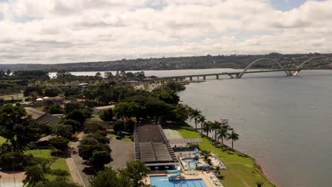 Vista-Aérea-Del-Lago-Paranoá-Con-El-Puente-Juscelino-Kubitschek-En-Brasilia