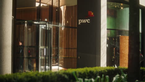 Pasando-Por-Pwc-Mientras-Los-Empleados-Entran-A-Sus-Oficinas-De-Birmingham