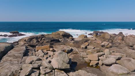 Las-Olas-Rompen-En-La-Costa-Rocosa-De-La-Costa-De-Muxía,-Galicia-En-España.