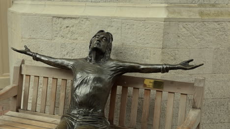 Statue-Von-John-Lennon-Auf-Einer-Bank,-Vorstellen,-Carnaby-Street,-London,-Tag,-Leute-Gehen-Vorbei,-Mittlere-Einstellung