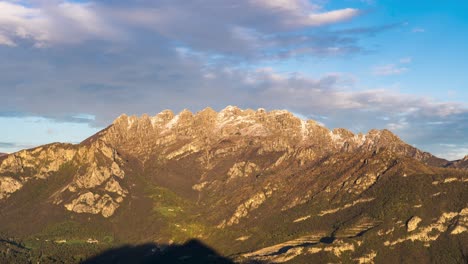 Zeitrafferansicht-Des-Sonnenuntergangs-Mit-Wolken,-Die-über-Die-Lecco-Alpen-Fliegen