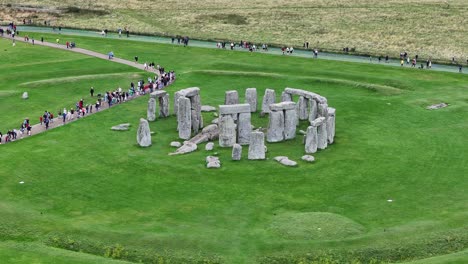 Stonehenge,-UNESCO-Weltkulturerbe,-Luftaufnahme-Einer-Touristenmenge-Vor-Einem-Antiken-Wahrzeichen,-60 fps