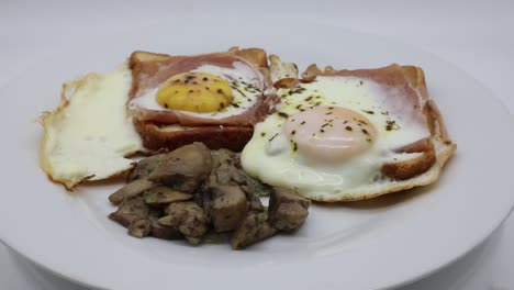 Huevos-Con-Jamón,-Queso-Mozzarella,-Pan-Y-Champiñones