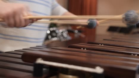 Mujer-Tocando-Marimba-Con-Mazos,-Golpeando-Rítmicamente-Barras,-Vista-Lateral-Más-Cercana