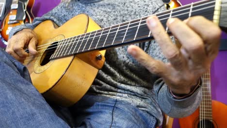 Guitarra-Acústica-Tocada-Al-Estilo-De-Los-Dedos.