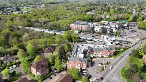 Virginia-Water-Village-Surrey,-Reino-Unido-Drone,antena