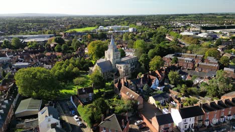 Eine-Kirche-Auf-Einem-Hügel-Im-Zentrum-Einer-Kleinen-Ländlichen-Stadt