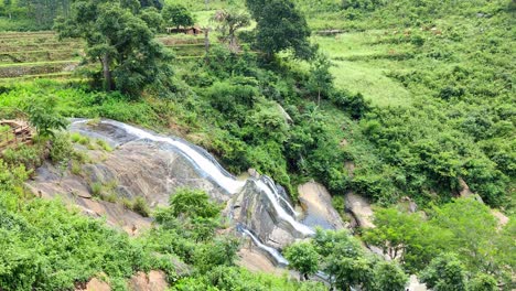 Ein-Kleiner-Wasserfall-Im-Ländlichen-Indien