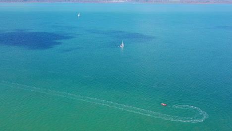 Luftaufnahmen-über-Dem-Meer-Und-Den-Booten-Der-Isle-Of-Wight,-Sonniger-Tag,-Großbritannien,-4k