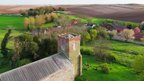 Imágenes-Aéreas-De-Drones-De-Un-Pequeño-Pueblo-De-Lincolnshire-Llamado-Burwell-En-El-Reino-Unido