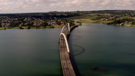 Luftaufnahme-Der-Juscelino-Kubitschek-Brücke-über-Den-See-In-Brasilia