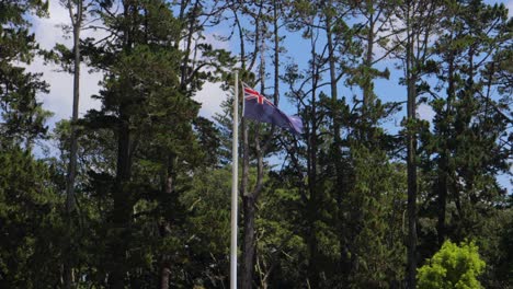 Die-Neuseeländische-Flagge-Wehte-Im-Subtropischen-Wind-Im-Grünen-Cornwall-Park-In-Auckland