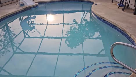 Statische-Ansicht-Des-Florida-Pools-Im-Hinterhof-Bei-Sonnenaufgang