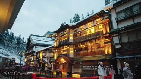 Zeitlupen-Schwenk-Am-Frühen-Abend-Von-Yamagata,-Japan