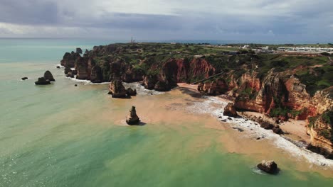 Praia-Dona-Ana,-Farbenfrohe-Türkisfarbene-Küste-In-Der-Nähe-Von-Lagos-In-Der-Algarve-Region-Von-Portugal,-Aufgenommen-Mit-Einer-4K-Drohne-Aus-Der-Luft