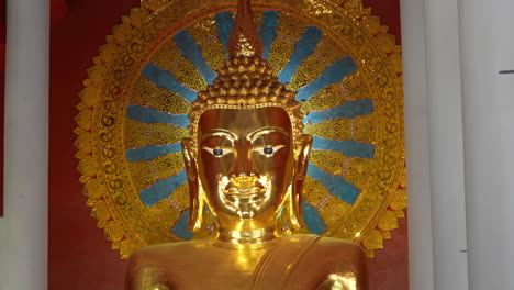 Cara-Dorada-De-Buda-Dentro-Del-Templo-Tailandés-Wat-Phra-Singh