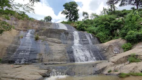 Am-Fuße-Eines-Kleinen-Wasserfalls
