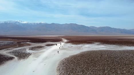 Turistas-Caminando-Por-La-Cuenca-Badwater-En-El-Parque-Nacional-Death-Valley,-Condado-De-Inyo,-California