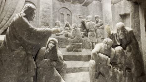 Increíble-Escultura-Religiosa-De-Sal-Dentro-De-La-Mina-De-Sal-De-Wieliczka,-Cerca-De-Cracovia,-Polonia