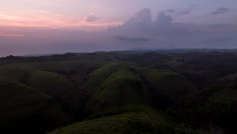 Hügel-Von-Nusa-Penida-Bei-Sonnenuntergang,-Bali-In-Indonesien