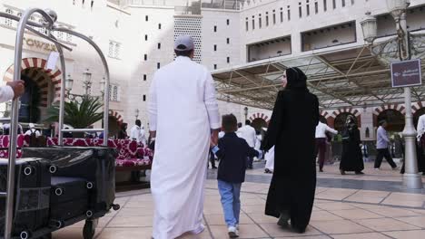 Eine-Arabische-Familie,-Die-Durch-Die-Menge-An-Einem-Touristenort-Geht