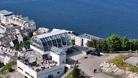 Alesund,-Norwegen,-Luftaufnahme-Von-Touristen-Und-Aussichtspunkten-Der-Fjellstua-über-Der-Stadt-Und-Der-Bucht,-Drohnenaufnahme