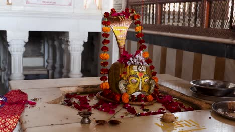 Dios-Hindú-Shivalinga-Decorado-Con-Ofrendas-Florales-En-El-Templo