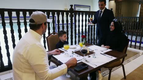Glückliche-Arabische-Familie-In-Einem-Restaurant---Weitwinkelaufnahme