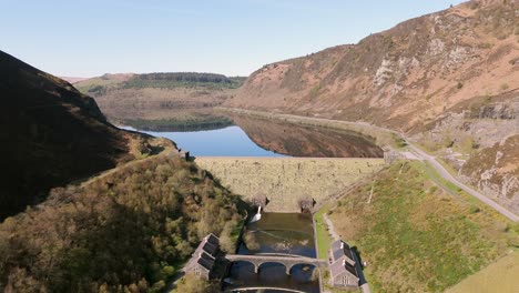 Eine-Luftaufnahme-Des-Caban-Coch-Damms-Und-Des-Stausees-An-Einem-Sonnigen-Frühlingstag-Im-Elan-Valley,-Powys,-Wales