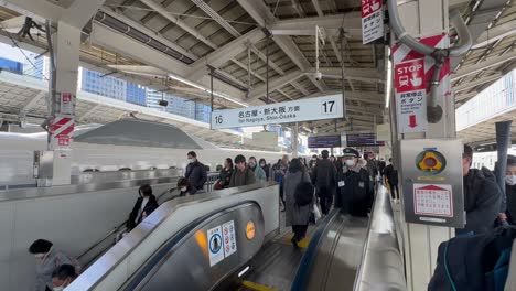 Gente-En-La-Concurrida-Estación-De-Tren-De-La-Ciudad-De-Kyoto,-Japón.