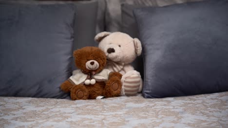 Teddybären-Auf-Dem-Großen,-Grauen-Bett