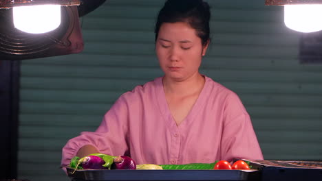 Mujer-Tailandesa-Recogiendo-Su-Puesto-De-Comida-Callejera
