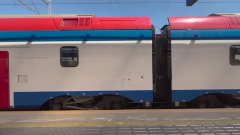 Tren-Interurbano-Del-Ferrocarril-Serbio-Llamado-Soko-En-La-Nueva-Estación-De-Tren-De-Belgrado