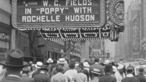 Estreno-De-Una-Película-Clásica-En-Un-Teatro-Ornamentado-En-Una-Ciudad-Bulliciosa-Durante-La-Década-De-1930