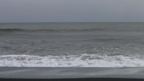 Mar-Agitado-Golpeando-La-Orilla-Durante-El-Clima-Ventoso-De-Primavera