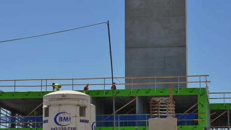 Trabajadores-Construyendo-Un-Nuevo-Edificio-Comercial