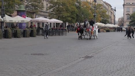 Carruaje-Tirado-Por-Caballos-Para-Turistas-Que-Visitan-Cracovia,-Polonia.