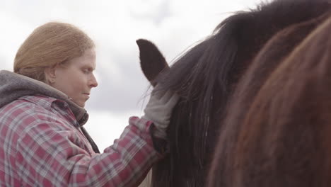 Una-Mujer-Interactúa-íntimamente-Con-Un-Caballo-Castaño-Durante-Una-Terapia-Facilitada-Por-Equinos.