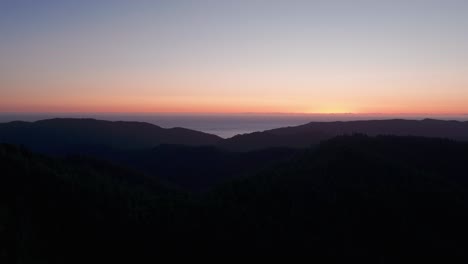 Luftaufnahme-Einer-Drohne-Von-Der-Bergsilhouette-Bei-Sonnenuntergang
