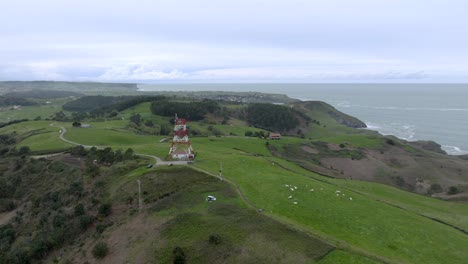 Sobrevuelo-De-Drones-Hacia-El-Punto-De-Referencia-De-La-Antena-En-La-Cima-De-La-Colina-De-Los-Campos-De-Cabo-Quejo,-Cantabria