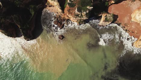 Praia-Dona-Ana-Colorida-Costa-Turquesa-Con-Acantilados-Escarpados-Cerca-De-Lagos-En-La-Región-Del-Algarve-De-Portugal-Por-Fotografía-Aérea-De-Drones-4k-De-Arriba-Hacia-Abajo