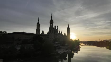 Escena-De-Contraluz-De-La-Basílica-De-Nuestra-Señora-Del-Pilar-Al-Atardecer,-Zaragoza,-España