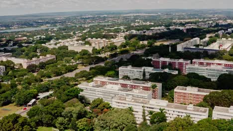 Brasilia-Superquadras,-Flug-über-Wohnhäuser-Mit-Viel-Grün-In-Asa-Sul